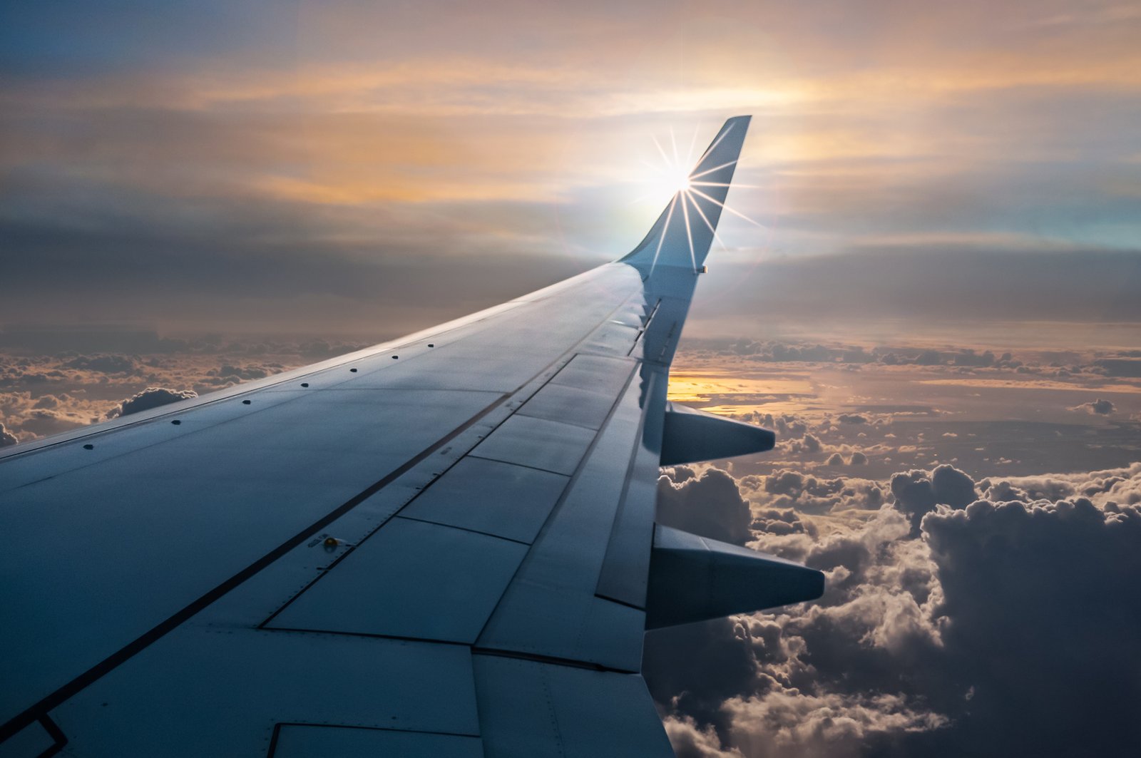 Vista da asa de um avião entre as nuvens