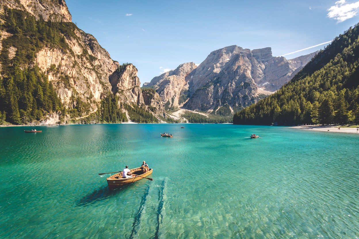 Lago cercado por montanhas